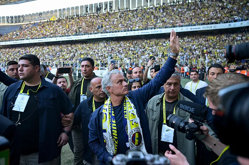 Fenerbahçe'den Leao Hamlesi: Galatasaray'a Karşı Psikolojik Üstünlük Oyunu