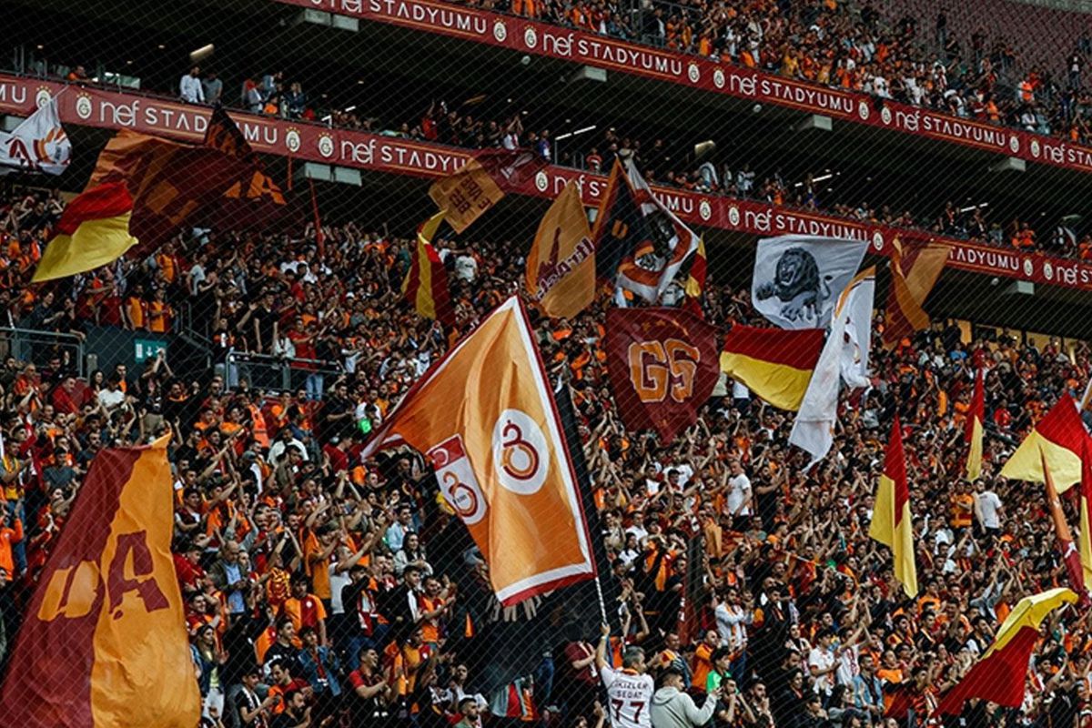 Galatasaray'da Yeni 10 Numara Arayışı: Batrakov Gündemde, Can Uzun Bekleniyor